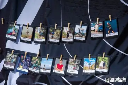 Pared de fotos tipo polaroid con los participantes del PZ Backyard colgadas con pinzas
