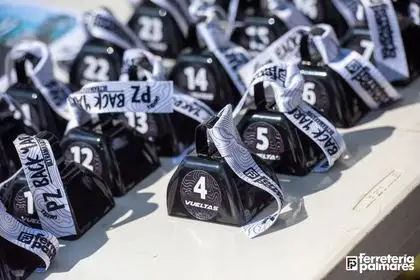 Cencerros numerados con la cuenta de vueltas, listos para entregar en el corral de salida