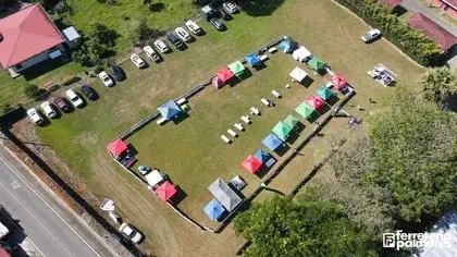 Vista aérea del campamento con toldos de colores instalados para la zona de drop bag