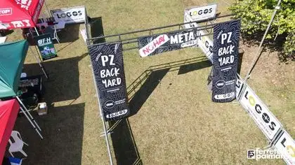 Vista aérea del arco de meta con los banners PZ Backyard desplegados sobre el pasto